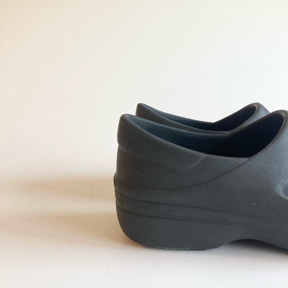 Crocs Comfort Black Rubber Clogs size 7 - Picture 4 of 16